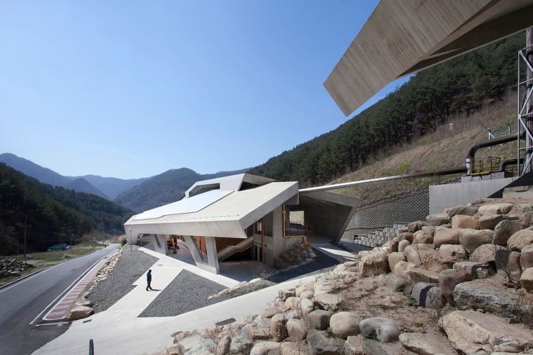 Sangdong-eup อาคารที่นำแสงธรรมชาติเข้ามาใช้ภายในผ่านหลังคากระจกที่ให้ความโปร่งเบา และช่วยลดทอนความกระด้างของวัสดุ และรูปทรงทางสถาปัตยกรรม ภาพประกอบ
