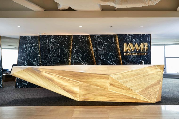 Reception : เมื่อก้าวเข้ามาในออฟฟิศ สิ่งแรกที่จะเห็นคือ พื้นที่ reception ที่มีเคาน์เตอร์หินอ่อนสีทองตั้งอยู่โดดเด่นตัดกับฉากหินอ่อนสีดำด้านหลัง ให้ความรู้สึกมีพลังและมั่นคง พื้นผิวแกะเป็นลายไทยร่วมสมัย นำเสนอความเป็นเอกลักษณ์ให้กับสำนักงาน KWG สาขาประเทศไทย&nbsp; โดยรายละเอียดของการแกะสลักหินเป็นงานที่ละเอียดอ่อนและทำค่อนข้างยาก เพื่อให้ได้ชิ้นงานที่มีความพิเศษเฉพาะตัวตามที่ดีไซเนอร์ต้องการจะสื่อให้เห็นถึงลักษณะเฉพาะขององค์กรแห่งนี้