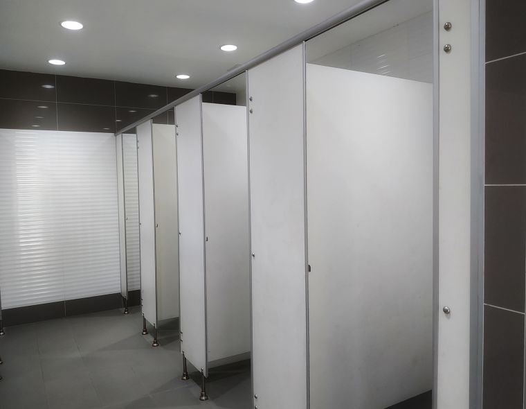 ไอเดียออกแบบห้องน้ำสาธารณะมินิมอลง่ายๆ ด้วยบานประตู Laminated Foam Board ภาพประกอบ