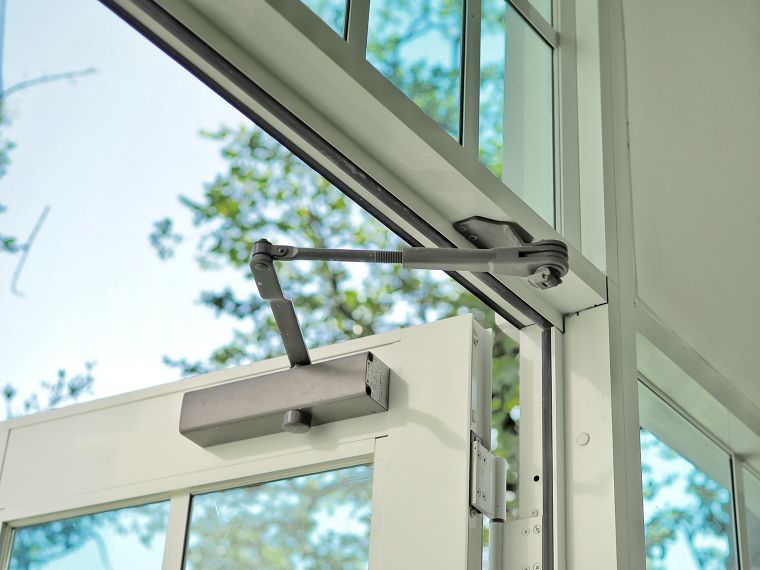 เลือกโช๊คอัพประตู (Door Closer) ที่ปลอดภัยและเหมาะกับการใช้งานในโรงพยาบาลและสถานบริการเพื่อผู้สูงอายุ ภาพประกอบ