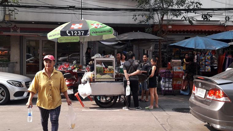 รถเข็นขายอาหาร – สถาปัตยกรรมติดล้อที่สร้างบรรยากาศ Street Food ภาพประกอบ