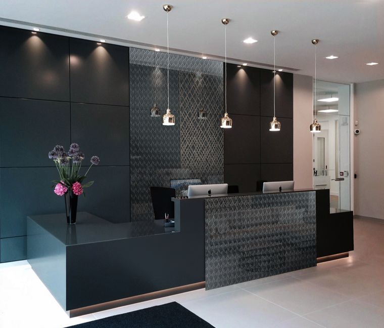 การใช้กระจก Glitz Mirror กรุปิดผิวผนัง และเคาน์เตอร์ Reception
