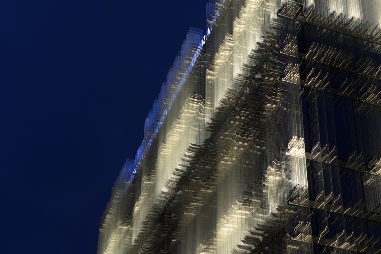 "Triple-Layer Glass Facade"การออกแบบเปลือกอาคาร เพื่อให้สถาปัตยกรรมมีความกลมกลืนเป็นหนึ่งเดียวกับบริบท ภาพประกอบ