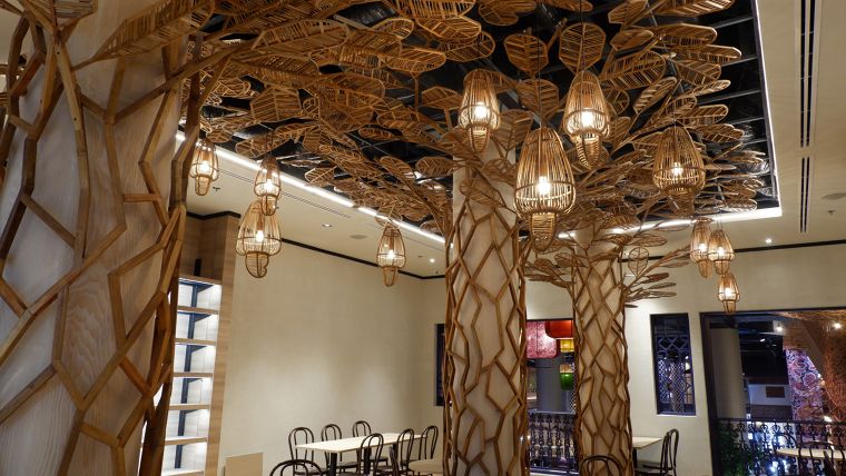 สินค้าไม้อัดดัดโค้งออบแบบโดย คุณ Supachai Kleawtanong, Design Director บริษัท Nakkhid Design Studio.