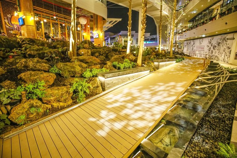 นวัตกรรมการกระจายน้ำหนักตามหลักวิศวกรรม ของไม้สังเคราะห์ (WPC) "Lite Decking รูปแบบ M-Shape ช่วยในเรื่องการกระจายน้ำหนักหากเกิดการกระแทกเพื่อช่วยลดความเสียหาย" ภาพประกอบ