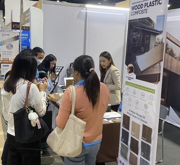 เรานำเสนอวัสดุ WPC สำหรับงานตกแต่งภายนอก เช่น:


	พื้นไม้เทียมกลางแจ้ง (Decking)
	ผนังตกแต่งภายนอก (Wall Cladding)


ไม้ระแนงและไม้บัวสำเร็จรูปโดดเด่นด้วยเทคโนโลยีการผลิต&nbsp;Co-Extrusion&nbsp;ที่ให้ผิวสัมผัสเหมือนไม้จริง ทนต่อสภาพอากาศ ไม่ซีดจาง ไม่บิดงอ เหมาะสำหรับงานสถาปัตยกรรมภายนอกที่ต้องการความงามควบคู่กับความทนทาน
