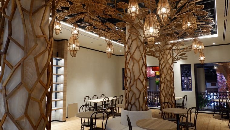 สินค้าไม้อัดดัดโค้งออบแบบโดย คุณ Supachai Kleawtanong, Design Director บริษัท Nakkhid Design Studio.