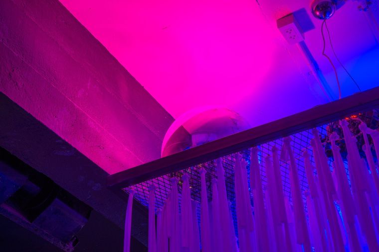 "Brother's Bar & Restaurant" ร้านที่นำเอาจุดเด่นของ Emotional Lighting มาใช้ในการออกแบบแสงให้เข้ากับเสียงเพลง เพื่อสร้างบรรยากาศที่มีเสน่ห์ ภาพประกอบ