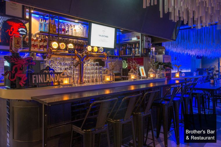 "Brother's Bar & Restaurant" ร้านที่นำเอาจุดเด่นของ Emotional Lighting มาใช้ในการออกแบบแสงให้เข้ากับเสียงเพลง เพื่อสร้างบรรยากาศที่มีเสน่ห์ ภาพประกอบ