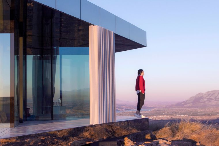 "Glass Pavilion" สถาปัตยกรรมต้นแบบกับการใช้วัสดุกระจก เพื่อค้นหาสภาวะอยู่สบาย ท่ามกลางบริบททะเลทราย ภาพประกอบ