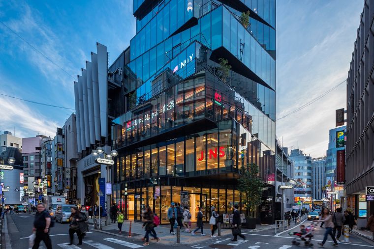 HULIC & New Shibuya อาคารกระจกใจกลางย่านชิบูย่า ถูกออกแบบเพื่อให้สะท้อนกิจกรรมที่เกิดขึ้นภายใน และภายนอกอาคารได้อย่างน่าสนใจ ภาพประกอบ