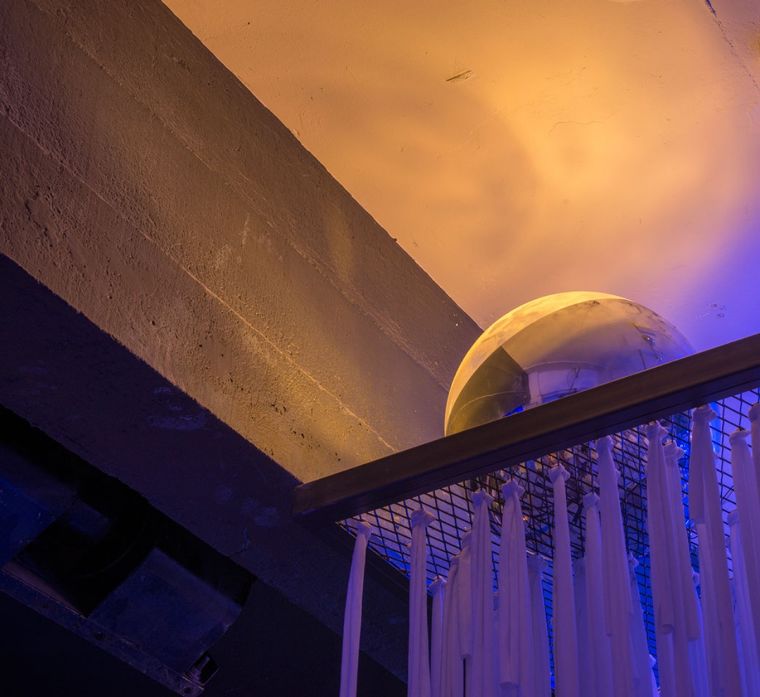 "Brother's Bar & Restaurant" ร้านที่นำเอาจุดเด่นของ Emotional Lighting มาใช้ในการออกแบบแสงให้เข้ากับเสียงเพลง เพื่อสร้างบรรยากาศที่มีเสน่ห์ ภาพประกอบ