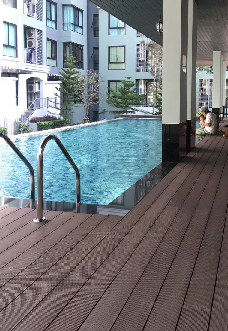 ไม่ต้องกลัวลื่น! แม้ทางเดินใน facility ของคอนโดจะชุ่มฉ่ำด้วยน้ำฝน เพราะเรามีวัสดุปูพื้นที่กันลื่นมาแนะนำ ภาพประกอบ