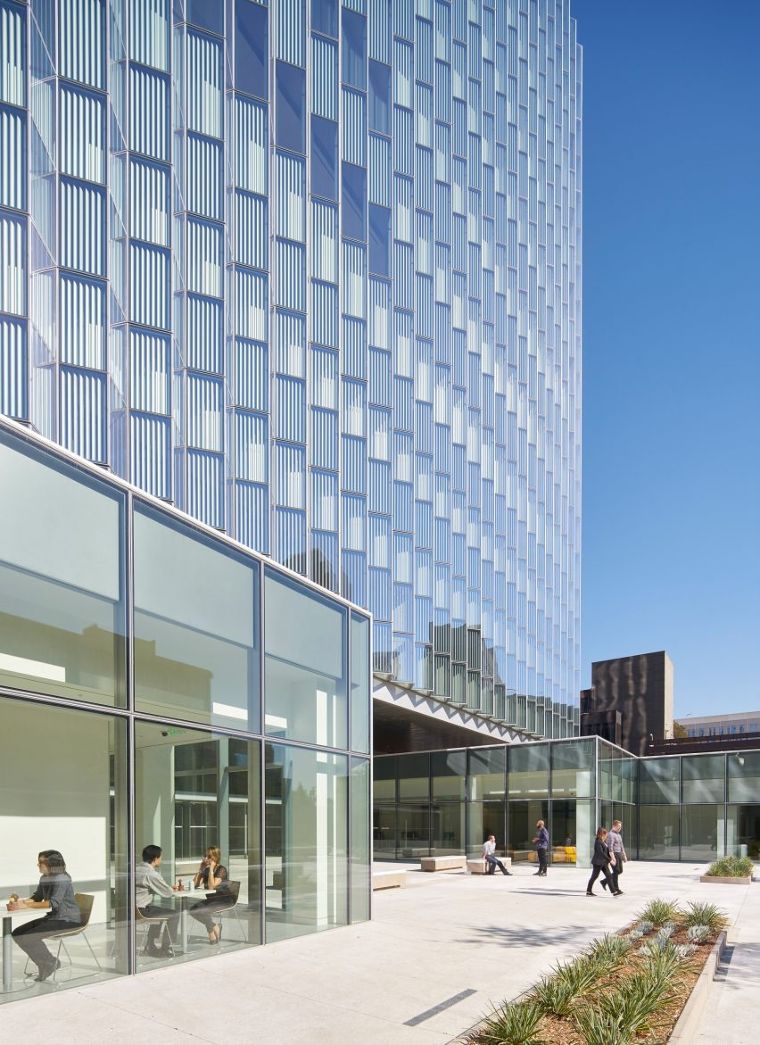 การใช้กระจกกันเสียง Acoustic Glass ทำผนังอาคารสำนักงาน

