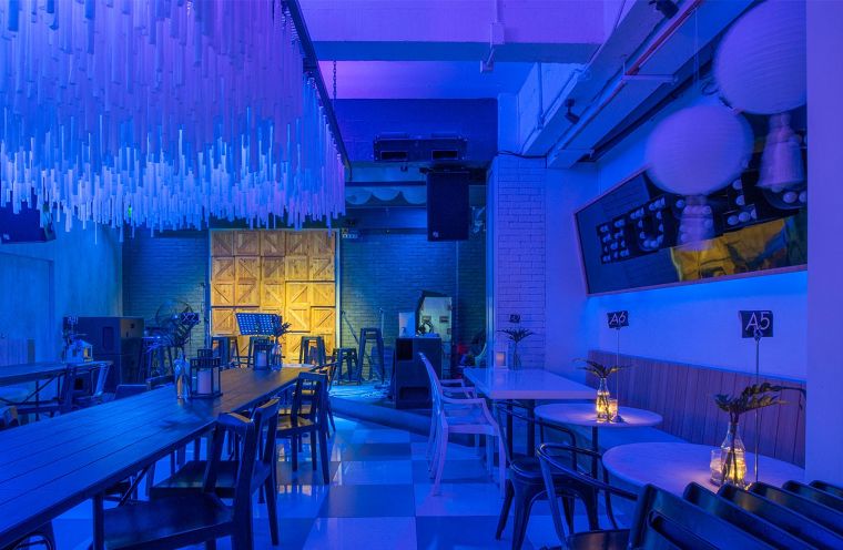 "Brother's Bar & Restaurant" ร้านที่นำเอาจุดเด่นของ Emotional Lighting มาใช้ในการออกแบบแสงให้เข้ากับเสียงเพลง เพื่อสร้างบรรยากาศที่มีเสน่ห์ ภาพประกอบ