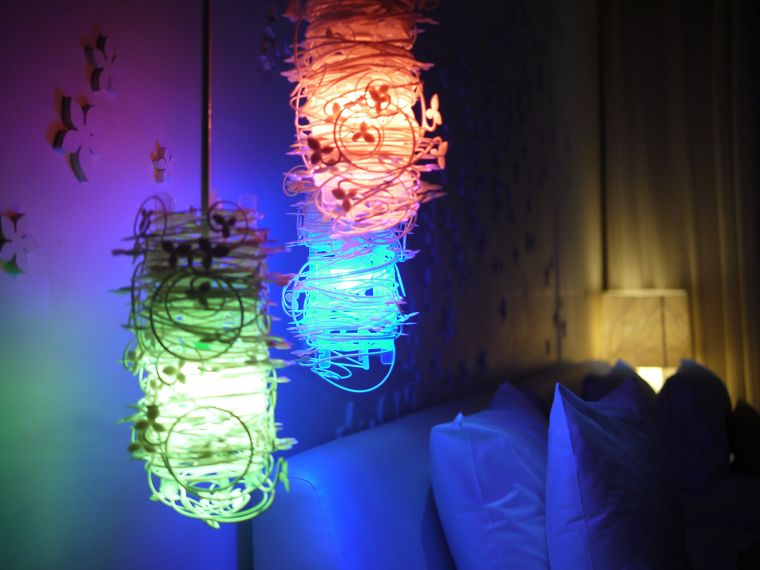 ไฟ Rainbow Warm นอกจากจะให้เเสงว่างที่อบอุ่นแล้ว ยังสามารถปรับเปลี่ยนสีได้หลากหลายโทน
