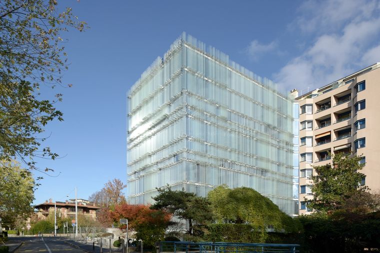 "Triple-Layer Glass Facade"การออกแบบเปลือกอาคาร เพื่อให้สถาปัตยกรรมมีความกลมกลืนเป็นหนึ่งเดียวกับบริบท ภาพประกอบ