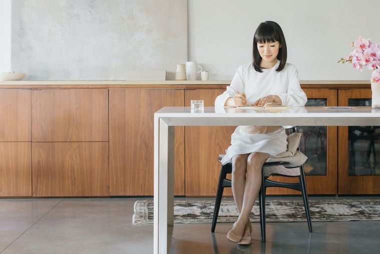 ขอบคุณภาพประกอบจาก&nbsp;konmari.com

การจัดบ้านสร้างความสุข ในยุคที่ความเครียดสะสม”

(ฉบับคุณมาริเอะ คนโด ผู้เชี่ยวชาญด้านการจัดบ้านชาวญี่ปุ่น)
