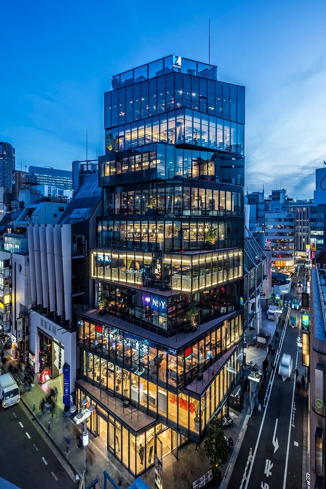 HULIC & New Shibuya อาคารกระจกใจกลางย่านชิบูย่า ถูกออกแบบเพื่อให้สะท้อนกิจกรรมที่เกิดขึ้นภายใน และภายนอกอาคารได้อย่างน่าสนใจ ภาพประกอบ