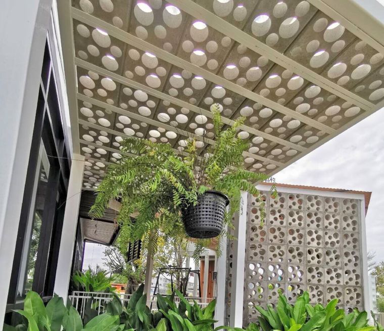 ออกแบบตกแต่งบ้านให้มีสภาวะสบายในการอยู่อาศัย กับไอเดียการใช้อิฐมวลเบา และบล็อคช่องลม ภาพประกอบ