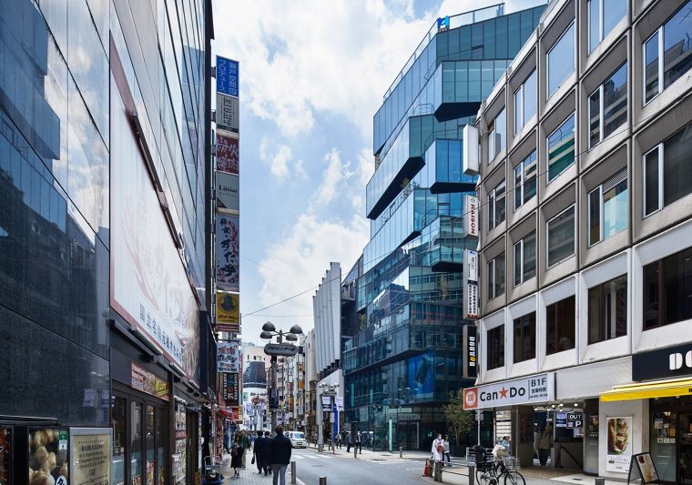 HULIC & New Shibuya อาคารกระจกใจกลางย่านชิบูย่า ถูกออกแบบเพื่อให้สะท้อนกิจกรรมที่เกิดขึ้นภายใน และภายนอกอาคารได้อย่างน่าสนใจ ภาพประกอบ