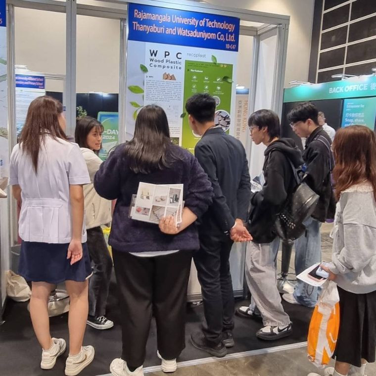 นอกจากการแสดงผลงาน เรายังได้พบกับผู้ประกอบการจากหลากหลายประเทศ ทั้งจากญี่ปุ่น เกาหลี ฮ่องกง และไต้หวัน ที่สนใจต่อยอด Recoplast ไปยังตลาดของตนเอง
งานนี้เปิดโอกาสสำคัญให้ วัสดุนิยม ได้สร้างเครือข่ายและขยายศักยภาพของแบรนด์สู่ระดับสากล