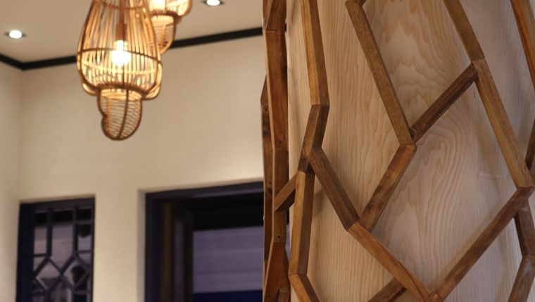 สินค้าไม้อัดดัดโค้งออบแบบโดย คุณ Supachai Kleawtanong, Design Director บริษัท Nakkhid Design Studio.