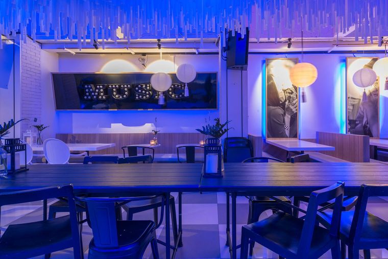 "Brother's Bar & Restaurant" ร้านที่นำเอาจุดเด่นของ Emotional Lighting มาใช้ในการออกแบบแสงให้เข้ากับเสียงเพลง เพื่อสร้างบรรยากาศที่มีเสน่ห์ ภาพประกอบ