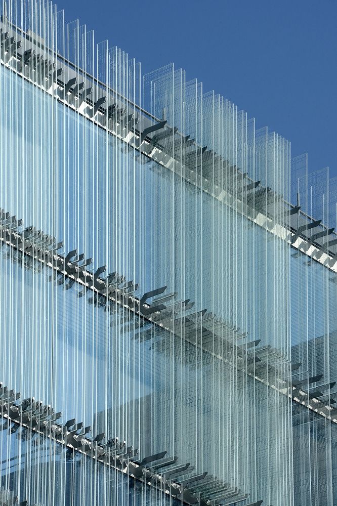 "Triple-Layer Glass Facade"การออกแบบเปลือกอาคาร เพื่อให้สถาปัตยกรรมมีความกลมกลืนเป็นหนึ่งเดียวกับบริบท ภาพประกอบ