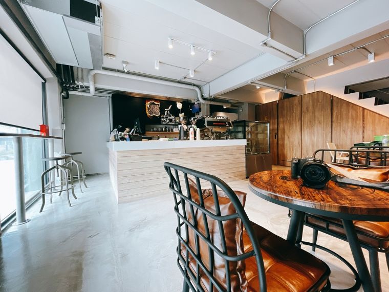 บรรยากาศสบายๆ ภายในร้านกาแฟ แม้จะเป็นช่วงกลางวันก็ไม่ร้อน

เนื่องจากม่านม้วนช่วยป้องกันความร้อน และกรองแสงได้ดี
