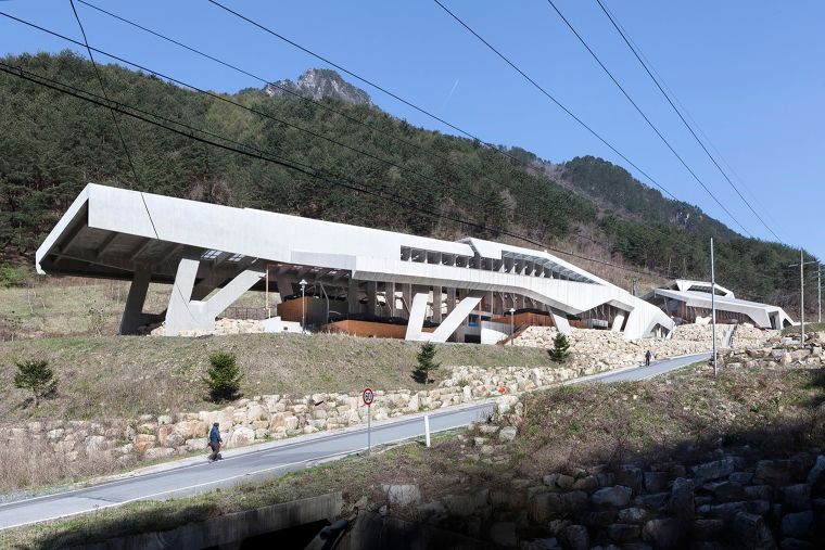 Sangdong-eup อาคารที่นำแสงธรรมชาติเข้ามาใช้ภายในผ่านหลังคากระจกที่ให้ความโปร่งเบา และช่วยลดทอนความกระด้างของวัสดุ และรูปทรงทางสถาปัตยกรรม ภาพประกอบ
