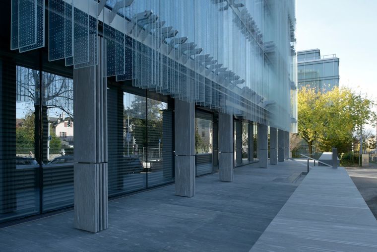 "Triple-Layer Glass Facade"การออกแบบเปลือกอาคาร เพื่อให้สถาปัตยกรรมมีความกลมกลืนเป็นหนึ่งเดียวกับบริบท ภาพประกอบ