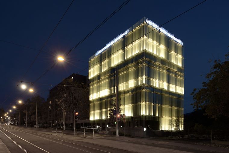 "Triple-Layer Glass Facade"การออกแบบเปลือกอาคาร เพื่อให้สถาปัตยกรรมมีความกลมกลืนเป็นหนึ่งเดียวกับบริบท ภาพประกอบ