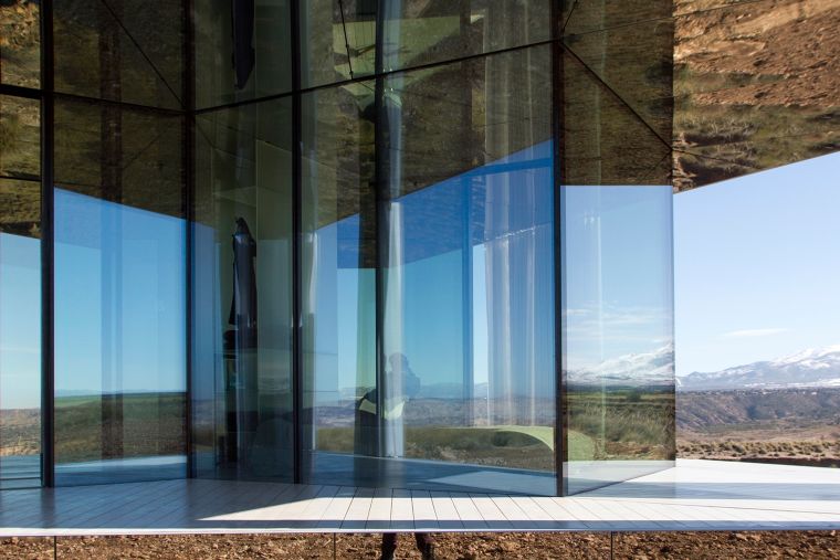 "Glass Pavilion" สถาปัตยกรรมต้นแบบกับการใช้วัสดุกระจก เพื่อค้นหาสภาวะอยู่สบาย ท่ามกลางบริบททะเลทราย ภาพประกอบ