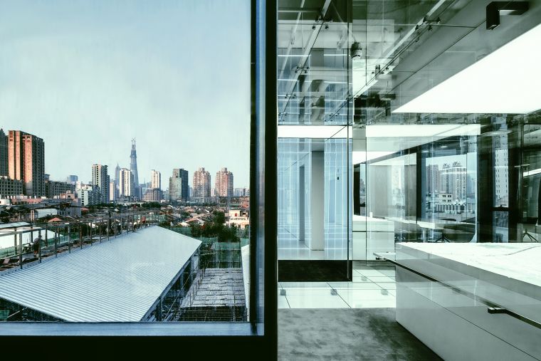 "SOHO OFFICE" กับการเปลี่ยนพื้นที่สำนักงานให้เป็น Installation Space ด้วยการนำกระจกหลากชนิดมาใช้ตกแต่งในทุกระนาบมิติ ภาพประกอบ