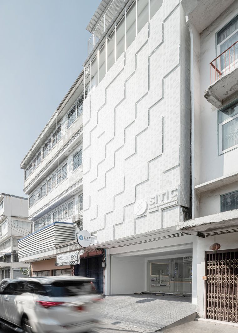 โปรเจ็คต์รีโนเวทตึกแถวให้กลายเป็นศูนย์สุขภาพ STC Stemcell Center โดยหยิบนำอัตลักษณ์ DNA มาเป็นคีย์เวิร์ดสำคัญในการออกแบบ ภาพประกอบ