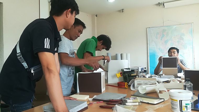 ฝึกอบรมช่างติดฟิล์มเฟอร์นิเจอร์ขั้นพื้นฐาน สำหรับเพิ่มทักษะงานช่าง ภาพประกอบ