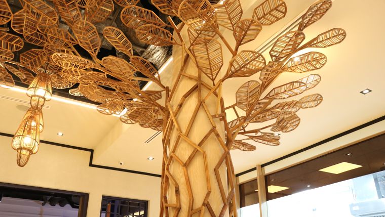 สินค้าไม้อัดดัดโค้งออบแบบโดย คุณ Supachai Kleawtanong, Design Director บริษัท Nakkhid Design Studio.