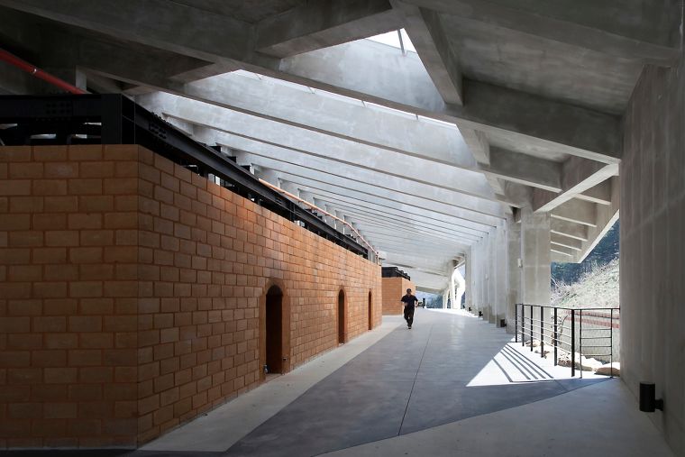 Sangdong-eup อาคารที่นำแสงธรรมชาติเข้ามาใช้ภายในผ่านหลังคากระจกที่ให้ความโปร่งเบา และช่วยลดทอนความกระด้างของวัสดุ และรูปทรงทางสถาปัตยกรรม ภาพประกอบ
