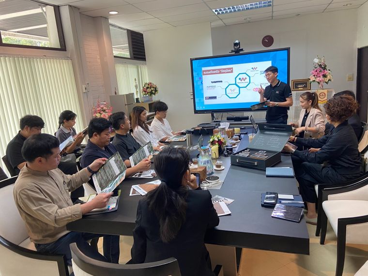 ความร่วมมือครั้งนี้เป็นจุดเริ่มต้นสำคัญของ&nbsp;“วัสดุนิยม” x “นักออกแบบแห่งอนาคต”&nbsp;ที่จะพัฒนาไปสู่การสร้างสรรค์โปรเจกต์ทดลอง ผลิตภัณฑ์ใหม่ และแม้กระทั่งการร่วมพัฒนาวัสดุเพื่อใช้ในงานวิจัยและการประกวดระดับประเทศและนานาชาติ

เราหวังว่าการร่วมงานกับ ADD Creator HUB จะเป็นอีกหนึ่งแรงสนับสนุนให้วงการออกแบบไทยก้าวไกลและยั่งยืน
