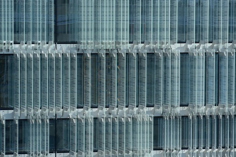 "Triple-Layer Glass Facade"การออกแบบเปลือกอาคาร เพื่อให้สถาปัตยกรรมมีความกลมกลืนเป็นหนึ่งเดียวกับบริบท ภาพประกอบ