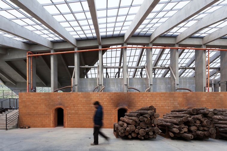 Sangdong-eup อาคารที่นำแสงธรรมชาติเข้ามาใช้ภายในผ่านหลังคากระจกที่ให้ความโปร่งเบา และช่วยลดทอนความกระด้างของวัสดุ และรูปทรงทางสถาปัตยกรรม ภาพประกอบ