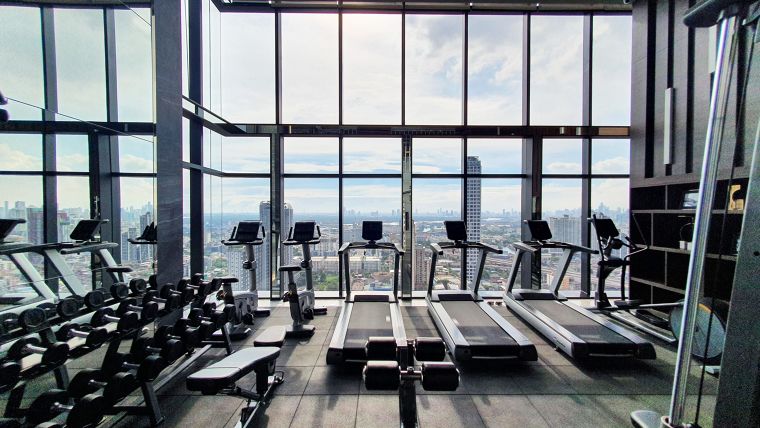 ผนังกระจกในส่วน&nbsp;Full Floor Facility&nbsp;ที่ทำจากกระจกนิรภัยลามิเนต Lamiglas
