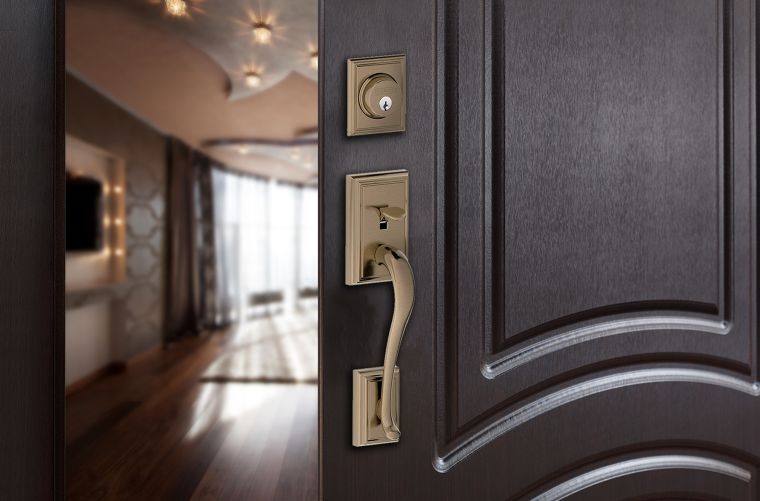 แต่งประตูบ้านให้สวยแบบ Luxury กับดีไซน์ “มือจับใหญ่สำหรับทางเข้าชเลค (Schlage) Handleset F-Series” ในรูปทรง Modern Classic ภาพประกอบ