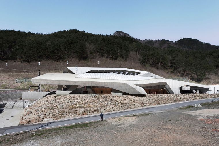 Sangdong-eup อาคารที่นำแสงธรรมชาติเข้ามาใช้ภายในผ่านหลังคากระจกที่ให้ความโปร่งเบา และช่วยลดทอนความกระด้างของวัสดุ และรูปทรงทางสถาปัตยกรรม ภาพประกอบ