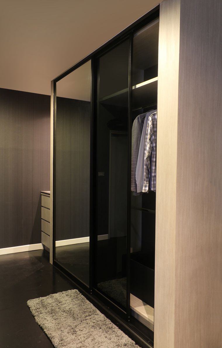 บานเลื่อนตู้เสื้อผ้าแบบ WALK-IN CLOSET ช่วยจัดระเบียบของใช้ให้เป็นสัดส่วน ภาพประกอบ