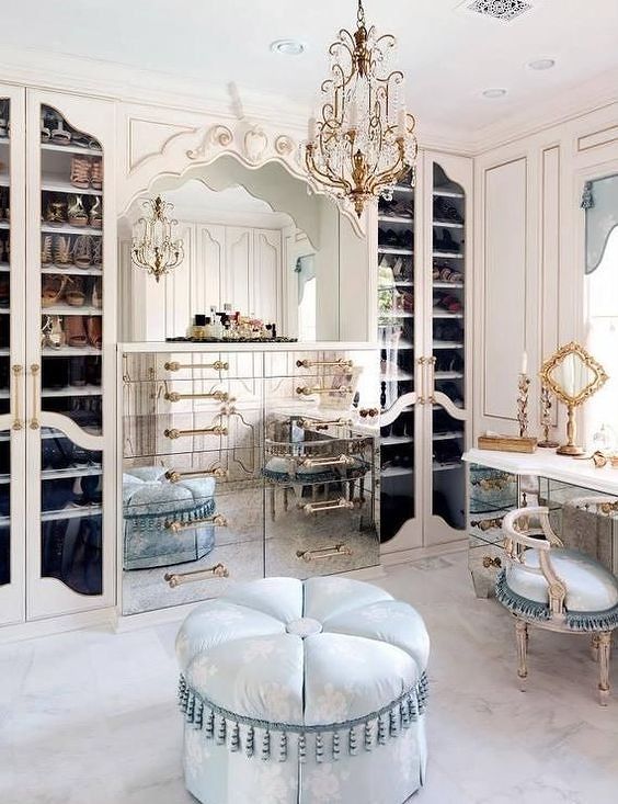 เพิ่มกลิ่นอายความเป็น Vintage luxury กับการตกแต่งที่ช่วยสร้างจุดเด่นให้กับห้อง Dressing room ด้วยวัสดุกระจก Art mirror  ภาพประกอบ