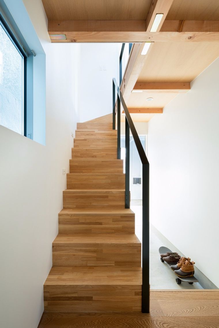 รูปภาพประกอบจาก www.archdaily.comบันไดที่ปิดผิวด้วยวัสดุไม้ ในขนาดความกว้างที่เหมาะสมกับจำนวนผู้ใช้งานที่ไม่มาก