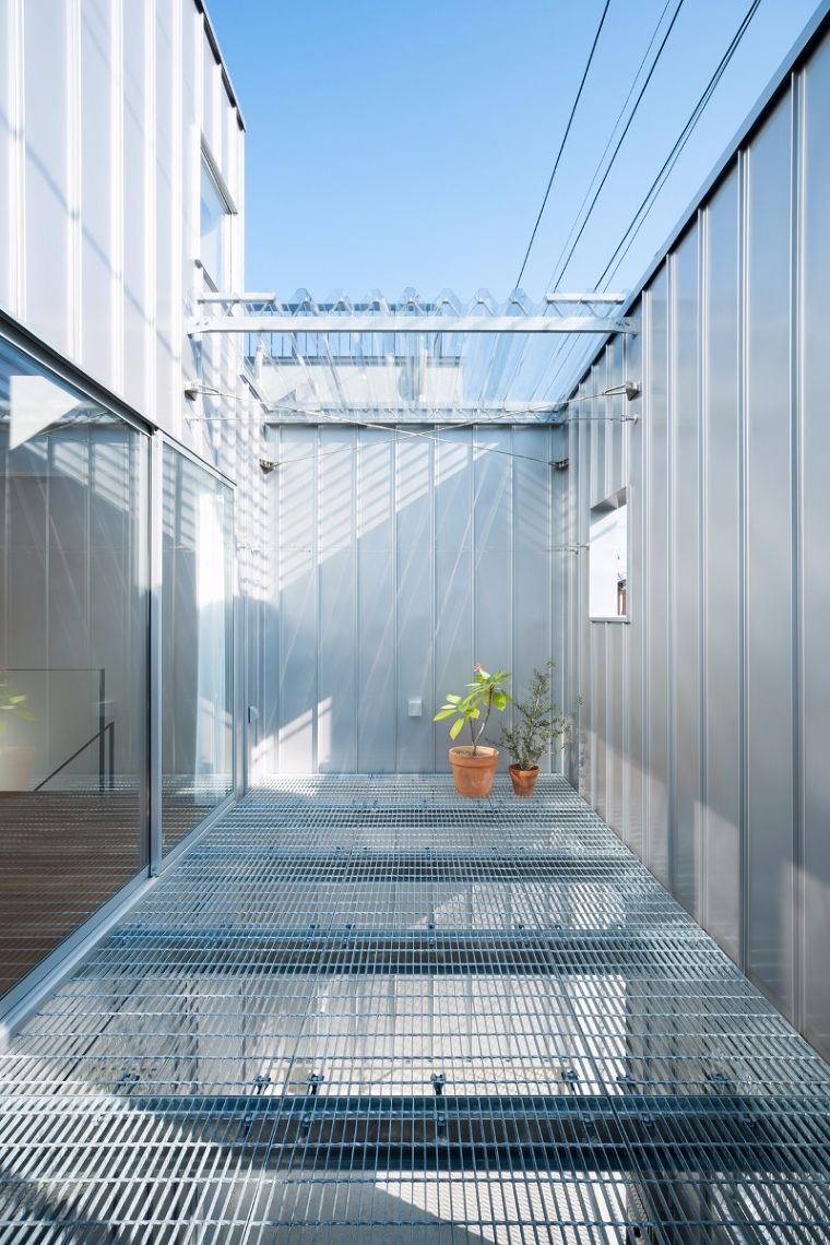 รูปภาพประกอบจาก www.archdaily.comพื้นที่ว่างขนาดพอเหมาะคั่นกลางระหว่างผนังด้านนอก และผนังด้านใน&nbsp;