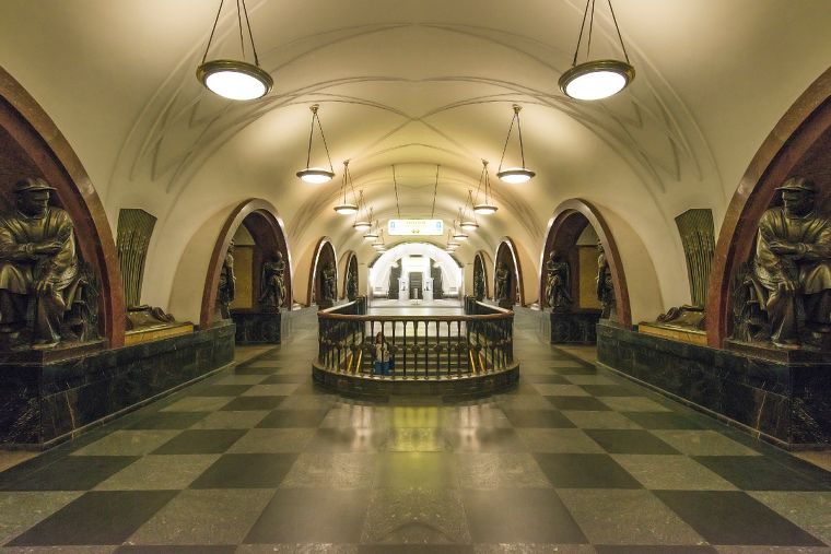 Ploshchad Revolyutsii Metro Startionสถานี&nbsp;Ploschad Revolyutsii (Пло́щадь Револю́ции) Line3-DarkBlue&nbsp;เปิดใช้เมื่อ&nbsp;13-03-1938&nbsp;โดยการออกแบบของ&nbsp;Dushkin&nbsp;สถานีนี้ตกแต่งด้วยรูปปั้นหินอ่อนอาร์เมเนียจำนวน&nbsp;76&nbsp;ชิ้นที่ประดับตลอดแนวทางเดินที่ชานชาลา บางชิ้นจะมีคนมาลูบจนมันวับโดยเชื่อว่าจะทำให้โชคดี